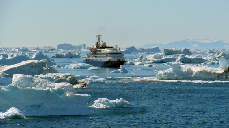 sejlads-i-isen-ved-Ilulissat-i-Grønland.jpg